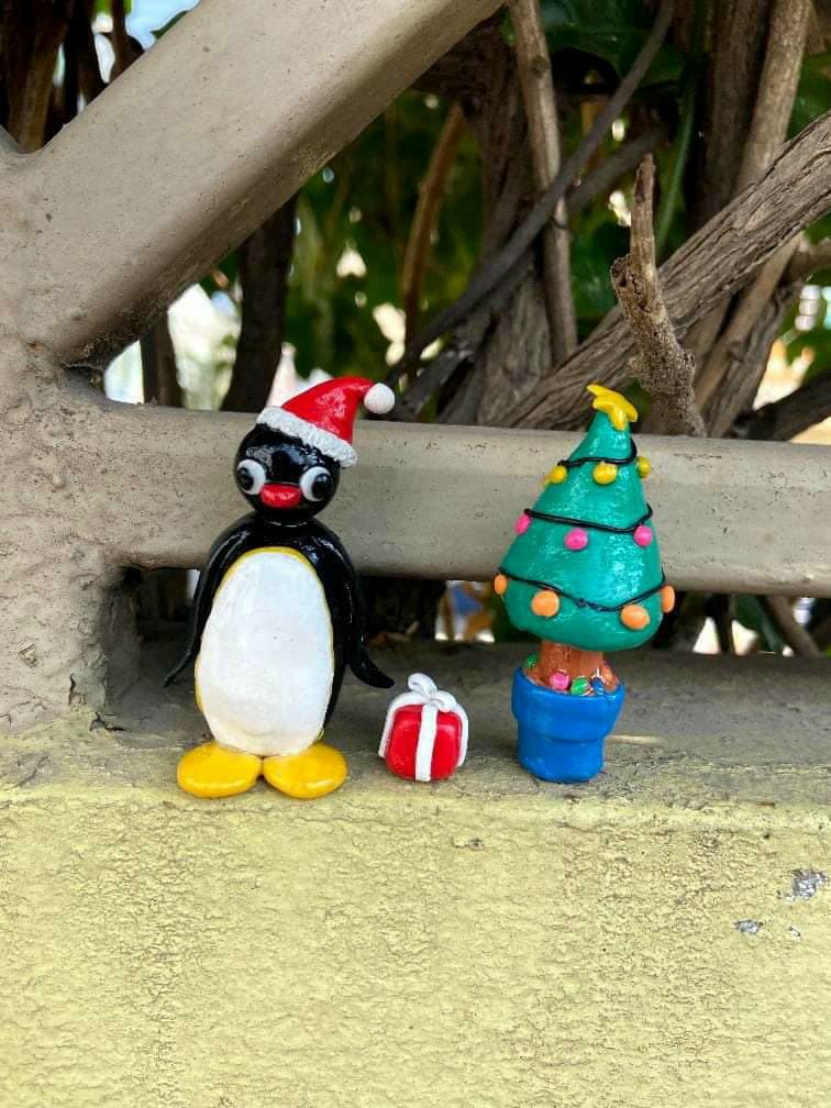 Chirstmas themed Pingu, Christmas tree and gift